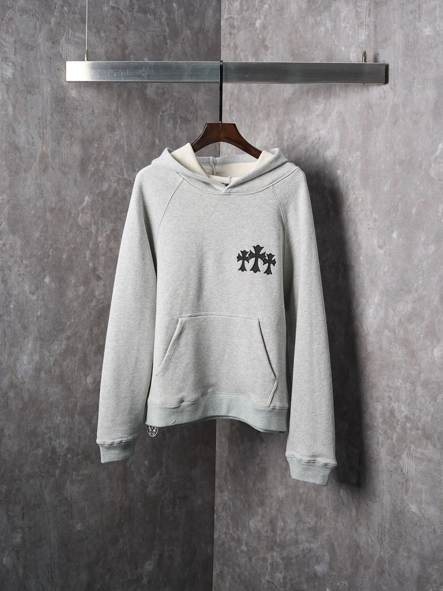 P480 Actual auction] Chrome Hearts/Ch cross logo patch embroidered hooded sweatshirt [Ready stock] S M L XL custom-made heavyweight fortress interwoven air cotton, full of texture, thick and solid, based on high-end ash tone, with a coexistence of vicissitudes and elegance. With the Chrome heart cross patch embroidery decoration on the chest, it becomes the ultimate interpretation of dark Gothic style. CH Gothic font is the finishing touch on the back panel. Let the totem become your spiritual thorn. The logo iron plate sways slightly with the swing of the body, adding a sense of movement and vitality. It is unobtrusive but has an indescribable aura. It interprets the perfect blend of retro and luxury. It adopts imported machine patch embroidery technology and uses advanced computer control systems and precise mechanical components to realize the Chrome Hearts logo patch embroidery operation. It presents an embroidery effect with both clarity and three-dimensionality. The fabrics have been washed and have a better hand feel and are not easily deformed. Not easy to shrink, not easy to fade, maintain long-term beauty, loose fit